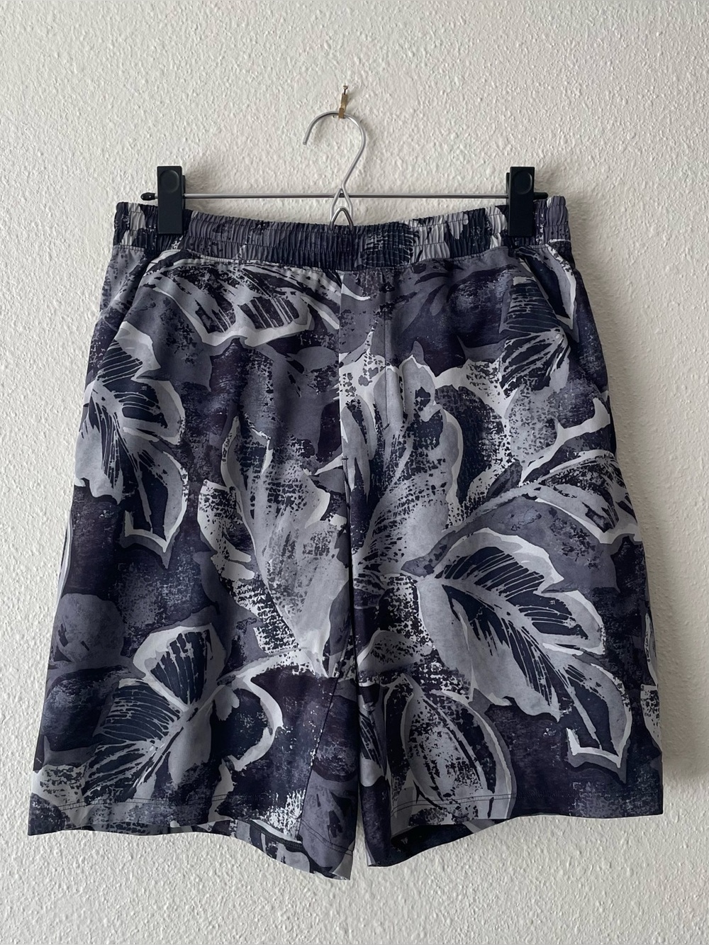 Lululemon Pace Breaker Short 9” Lined Mens Medium Gray Floral Print
